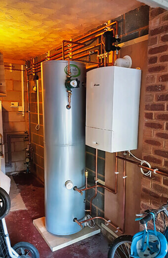https://plumberhighwycombe.com.au/uploads/2025/06/hot-water-684599.jpg